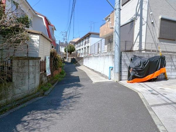 横浜市南区平楽の中古一戸建の前面道路含む現地写真