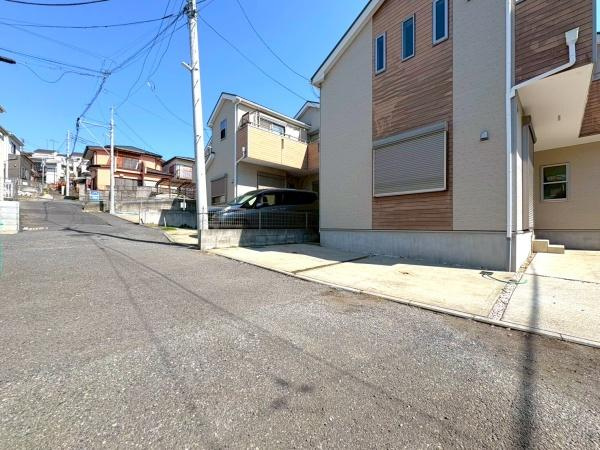 横浜市南区平楽の中古一戸建の前面道路含む現地写真