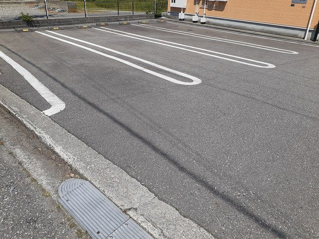ヴィラ・かたかご　Ⅲの駐車場|車をお持ちの方に嬉しい駐車場付きの物件です