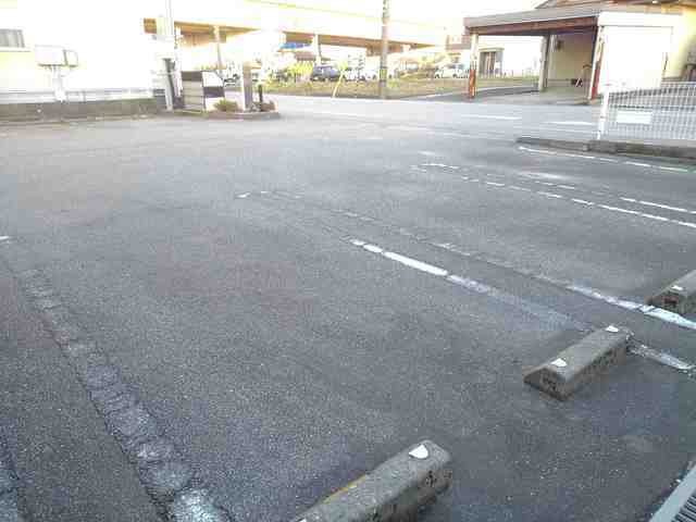 サイモン　ＥＩＧＨＴの駐車場|車をお持ちの方に嬉しい駐車場付きの物件です