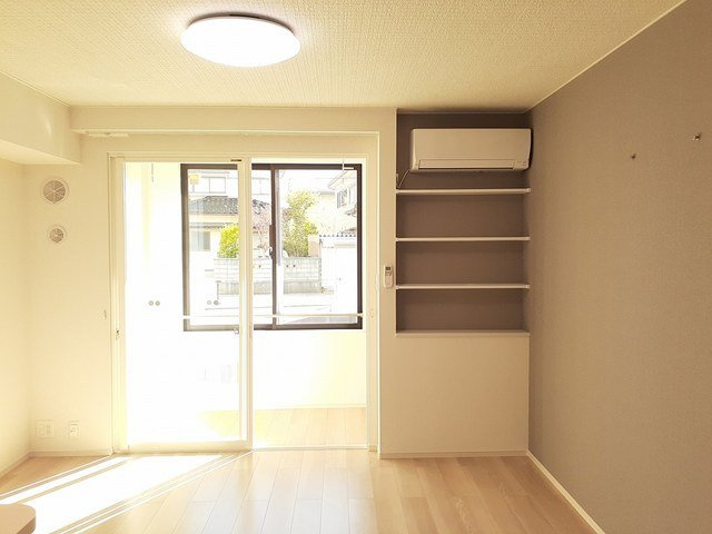 ヒカルサ高岡角ウエストの内装|明るい室内です