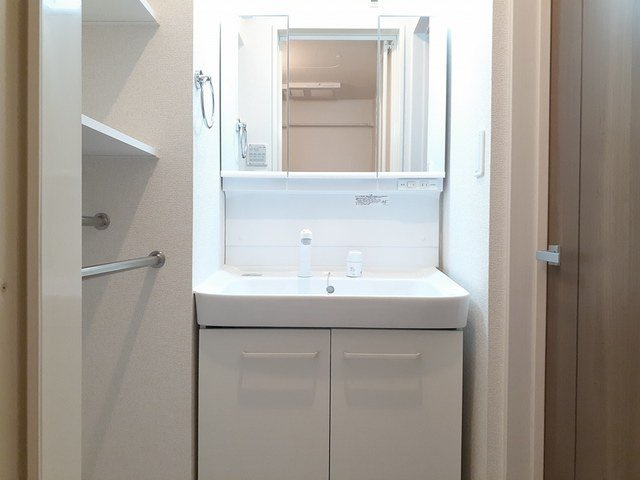 ヒカルサ高岡角ウエストの洗面所|広い洗面スペース