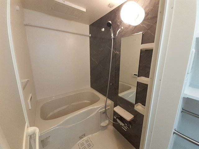 ヒカルサ高岡角ウエストの浴室|お風呂で日々の疲れを落としましょう