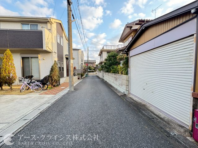 【前面道路含む現地写真】 | 流山市江戸川台東3丁目 | 建築条件なし。思い描いたマイホームを、そのままカタチに。陽当たりも良く、ガーデニングや家庭菜園にもぴったりのゆとりある敷地。資産としても魅力のある立地で、将来を見据えた住まい選びを。