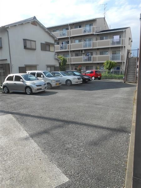 矢頭ハイツB棟の駐車場|駐車場があるので、車を買う予定の方も安心です