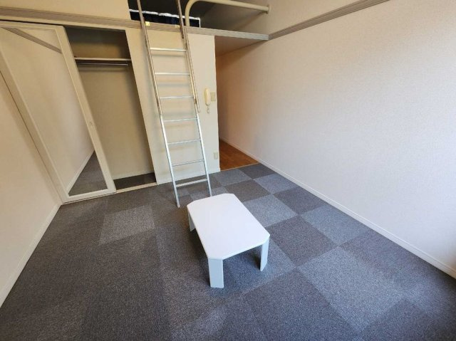 レオパレスゴールド枝松の居間・リビング