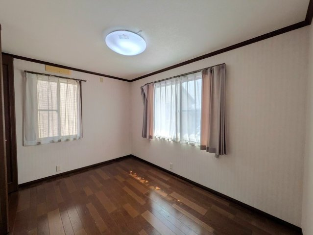 岡山市南区大福 中古住宅の洋室|◆2階南東側洋室にもクローゼットがございます。