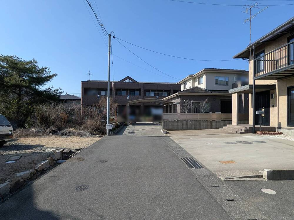 岡山市南区大福 中古住宅の前面道路含む現地写真|◆西側前面道路の幅員は4.0ｍです。