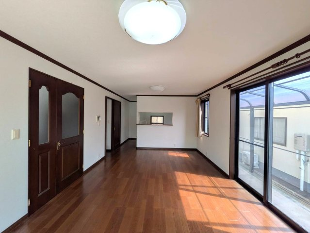 岡山市南区大福 中古住宅の居間・リビング|◆広々としたLDKは大きめの家具やソファを置いても圧迫感がなくゆったり過ごせます。