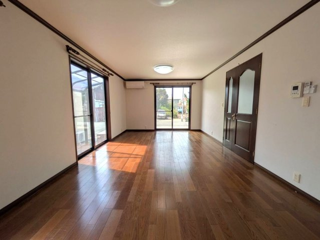 岡山市南区大福 中古住宅の居間・リビング|◆大きな窓からの採光は一日を通して明るく暖かい空間を作ってくれます。