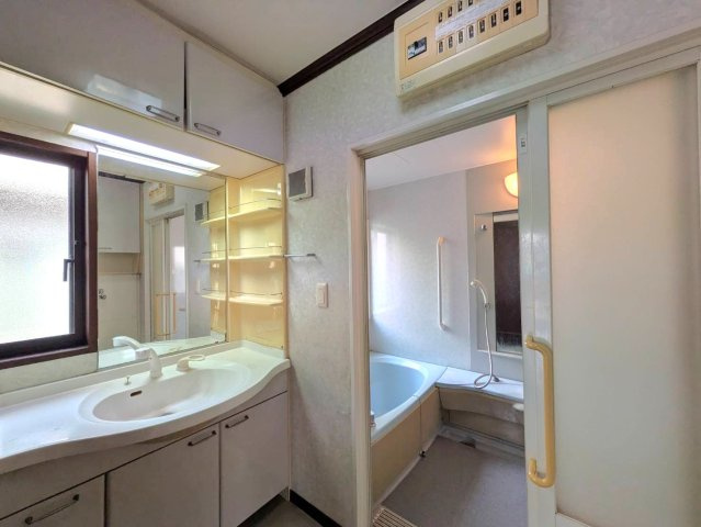 岡山市南区大福 中古住宅の脱衣所|◆窓付きの明るい洗面室です。換気がしやすく湿気やカビ対策にもおすすめです。