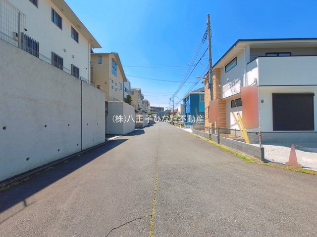 『八王子市新築戸建て』八王子市七国1-16-14【仲介手数料無料】　３期の前面道路含む現地写真|～仲介手数料無料☆八王子ひなた不動産～八王子市七国　新築戸建て