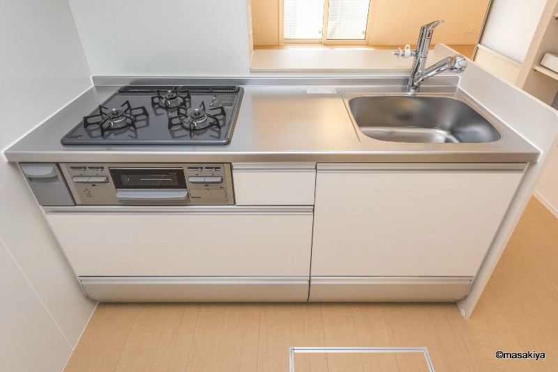 ラ・フェリーチェのキッチン|カウンターキッチン　ビルトイン3口コンロ付き