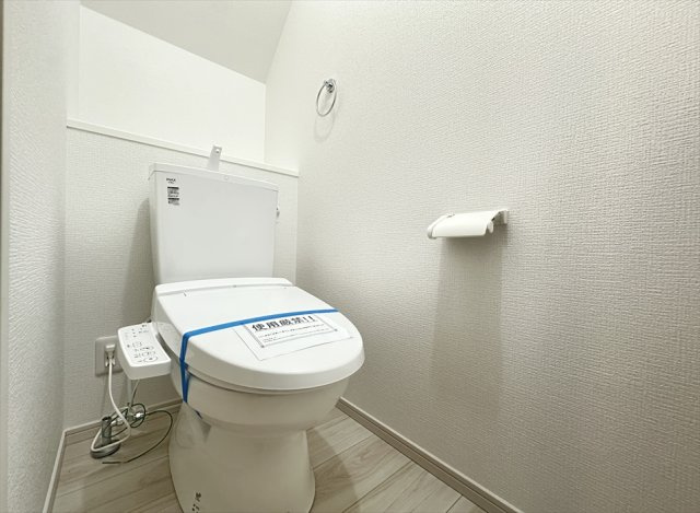 【トイレ】 | 新座市東3丁目　新築一戸建住宅　全1棟　(志木本店) | 1階トイレ／家族を感染症から守る温水洗浄便座を完備。