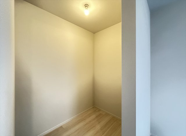 【収納】 | 新座市東3丁目　新築一戸建住宅　全1棟　(志木本店) | オープン型のウォークインクローゼットは扉開閉分のスペースも不要で、さらに湿気がこもりにくく衣類や革製品などの保管も安心。
クローゼット内部に枕棚がないため、天井近くまで空間を自由に使えます。