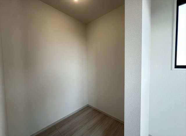 【収納】 | 新座市東3丁目　新築一戸建住宅　全1棟　(志木本店) | オープン型のウォークインクローゼットは扉開閉分のスペースも不要で、さらに湿気がこもりにくく衣類や革製品などの保管も安心。
クローゼット内部に枕棚がないため、天井近くまで空間を自由に使えます。