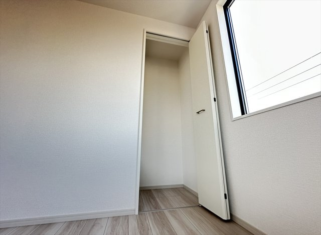 【収納】 | 新座市東3丁目　新築一戸建住宅　全1棟　(志木本店) | クローゼット内部に枕棚がないため、天井近くまで空間を自由に使えます。