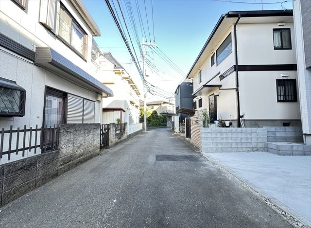 【前面道路含む現地写真】 | 新座市東3丁目　新築一戸建住宅　全1棟　(志木本店) | 車の通りが少ない閑静な住宅地です。