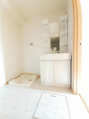 【洗面所】 | シャルマンＢ | 明るい洗面所です