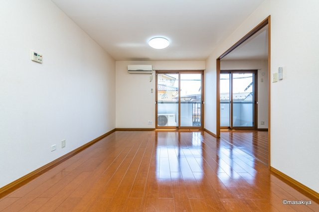 ウィルモア小柴見の居間・リビング