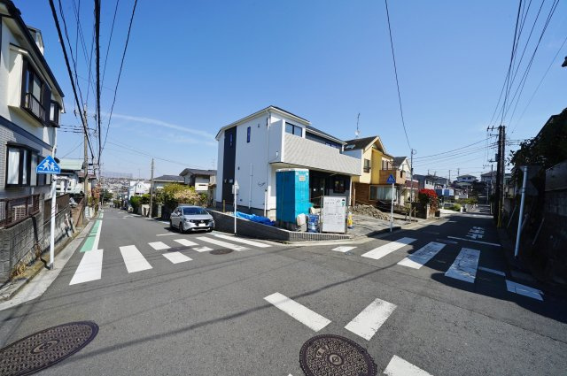 【横浜市保土ケ谷区権太坂1丁目31-3新築戸建て】★仲介手数料無料★（権太坂小学校・境木中学校）の前面道路含む現地写真