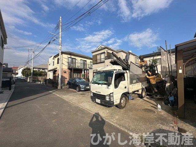 藤沢市片瀬4丁目　売地の前面道路含む現地写真|3月27日撮影　解体工事中　現地外観