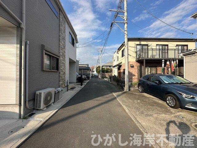 藤沢市片瀬4丁目　売地の前面道路含む現地写真|3月27日撮影　解体工事中　現地外観