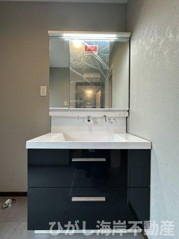 鎌倉市七里ガ浜２丁目　新築戸建の独立洗面台|三面鏡化粧台