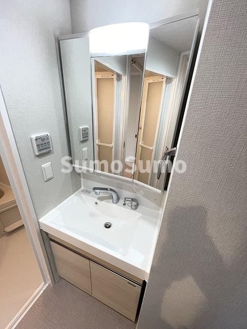 レリーフ南塚口の洗面所|明るい洗面所です