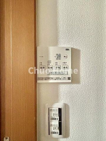 葛飾区東水元4丁目中古住宅の冷暖房・空調設備|【浴室乾燥機】暖房・冷風・換気・乾燥が可能です。毎日を快適に過ごせるうれしい機能が揃っています。雨の日の洗濯物も安心です。