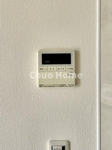 葛飾区東水元4丁目中古住宅の発電・温水設備|【給湯リモコン】外での一日を忘れさせてくれるオートバス機能でお好みの湯量・温度に調整された浴槽。