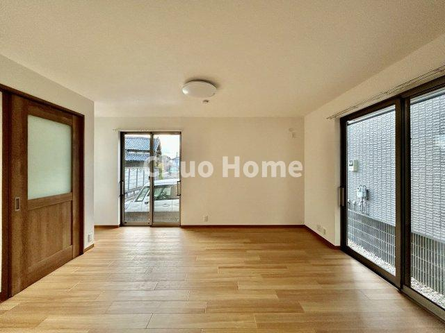 葛飾区東水元4丁目中古住宅の居間・リビング|【リビングダイニング】一日の中で多くの時間を過すことになるリビングダイニングだからこそ、いつも穏やかな空間であることが必然。爽やかな通風と採光を存分に感じる事が出来る空間です。