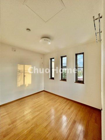 葛飾区東水元4丁目中古住宅の子供部屋|【子供部屋】お子様を持つ家庭の約6割が「家族や子どものため」に購入を希望。入学後の転校を避け、広い空間でのびのび育てたいなどの親心が、家探しのきっかけになっているようです。