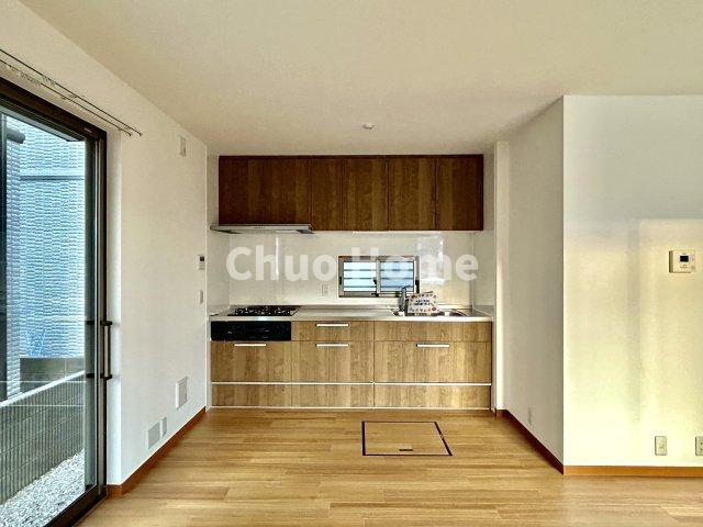 葛飾区東水元4丁目中古住宅のキッチン|【システムキッチン】ワイドで収納豊富な使い勝手の良いシステムキッチンには、伸縮タイプのキッチン水栓、三ツ口コンロ・魚焼きグリルなどの便利な設備が標準完備されています。