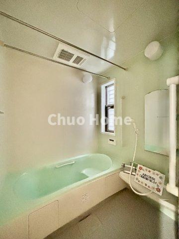 葛飾区東水元4丁目中古住宅の浴室|【バスルーム】暖房換気乾燥機付きシステムバスルーム。暖房・冷風・換気・乾燥など、毎日を快適に過ごせるうれしい機能が揃っています。雨の日の洗濯物も安心です。