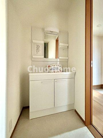 葛飾区東水元4丁目中古住宅の独立洗面台|【洗面化粧台】身だしなみを整えやすい事はもちろんですが、鏡の後ろに収納スペースを設ける事により、散らかりやすい洗面スペースをすっきりさせる事が出来るのも嬉しいですね