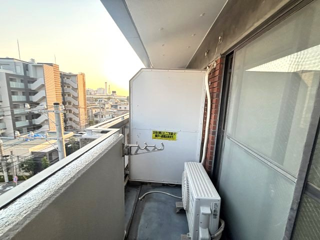 石屋川ロイヤルハイツのバルコニー