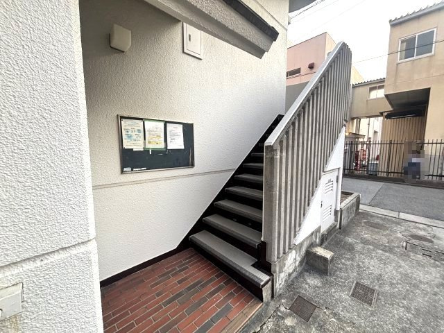 石屋川ロイヤルハイツのエントランス