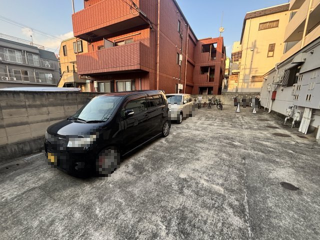 石屋川ロイヤルハイツの駐車場