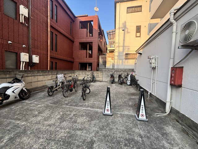 石屋川ロイヤルハイツの駐車場