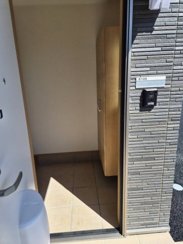 サニーヒル　Bの玄関|明るい玄関です