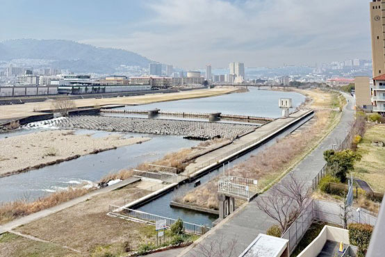 宝塚エリーの展望|南西向き5階部分につき開放感のある眺望が広がります。周辺は落ち着いた住宅地のため視界を遮る建物も少なく、空の広がりを感じられる穏やかな環境です、