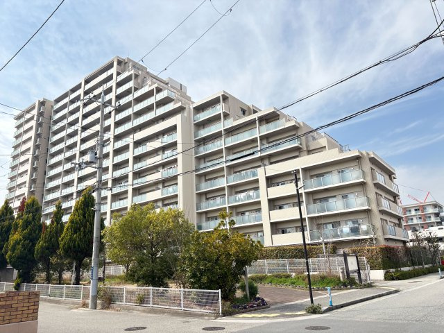 宝塚エリーの外観|総戸数302戸の大規模マンション×見た目にリズムがある外観◎
皆様からのご連絡を心よりお待ちしております。