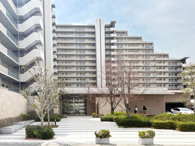 宝塚エリーの外観|外壁はブラウン系タイルで統一され上品な印象◎
車寄せのスペースがございます。
