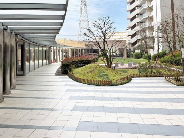 宝塚エリーのエントランス|周辺に自然もあり、敷地内も中庭がございます。
「自然+建物」のバランス◎