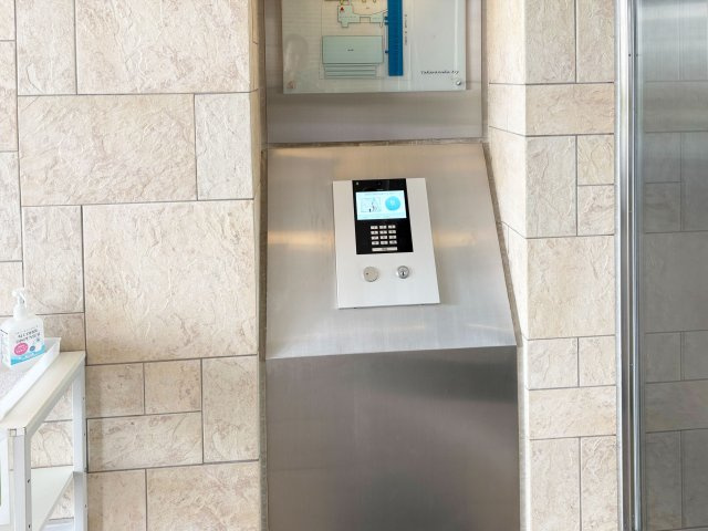 宝塚エリーのエントランス|オートロック仕様◎
エントランスで来訪者をチェックし、高いセキュリティ性が確保されています。