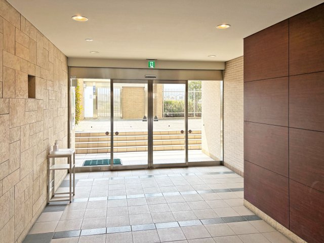 宝塚エリーのエントランス|
マンションを印象付ける大切な場所のエントランスは、明るく・清潔感が溢れ広々としています。
