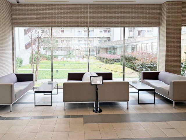 宝塚エリーのエントランス|広いエントランスホールでは、ソファや椅子が置かれ、ちょっとした待ち合わせや休憩スペースとして活用できます