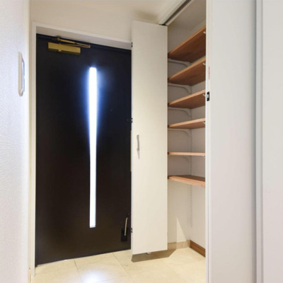 【玄関】 | ステラヒルズ千里山星が丘 | 脱いだ靴をすぐに片付けられるシューズボックス付き！棚板付きで、お気に入りのスニーカーも見やすく綺麗に整理整頓が可能です。