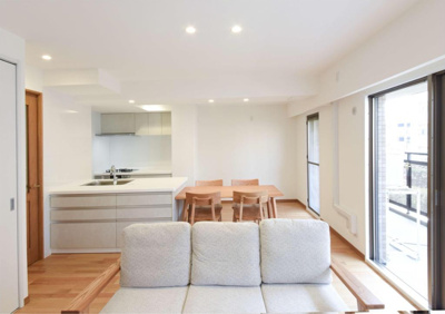 【居間・リビング】 | ステラヒルズ千里山星が丘 | 南西向きバルコニーに面し、たっぷりと採光を取り込めます！明るく開放感溢れる憩いの空間で団らんのひと時を。